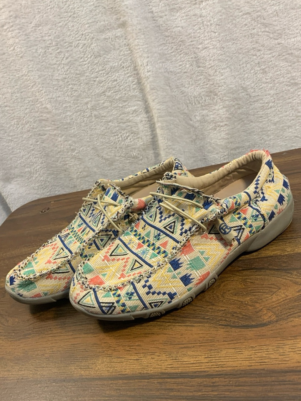 Roper Women’s Slip-On Loafers in Beige Multicolor Aztec Print Canvas Size 8M